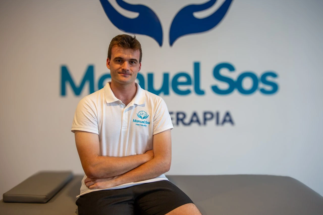 Manuel Sos, fisioterapeuta, en su consulta de Castellón de la Plana