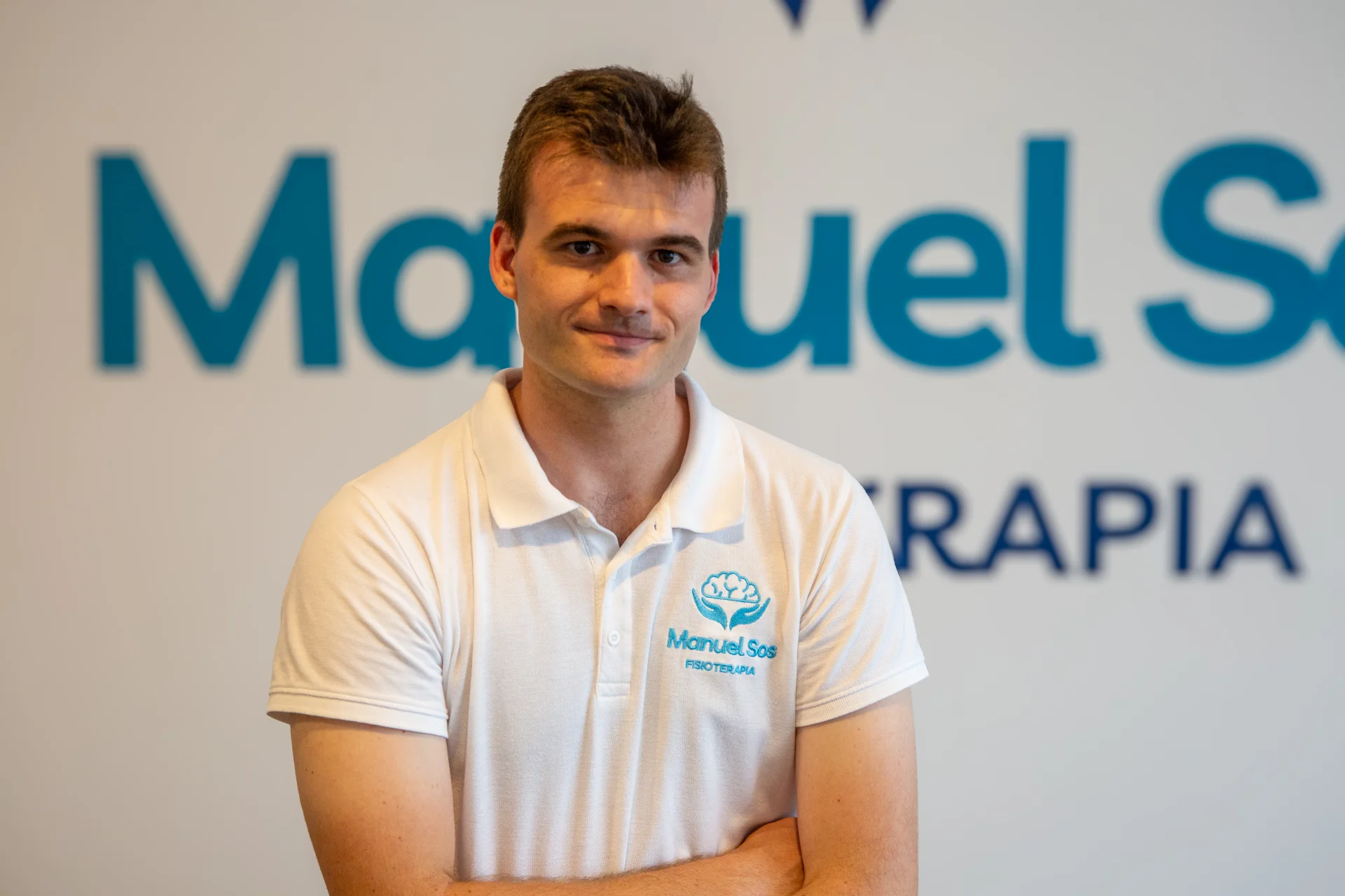 Manuel Sos, fisioterapeuta, atendiendo en su clínica de Castellón de la Plana
