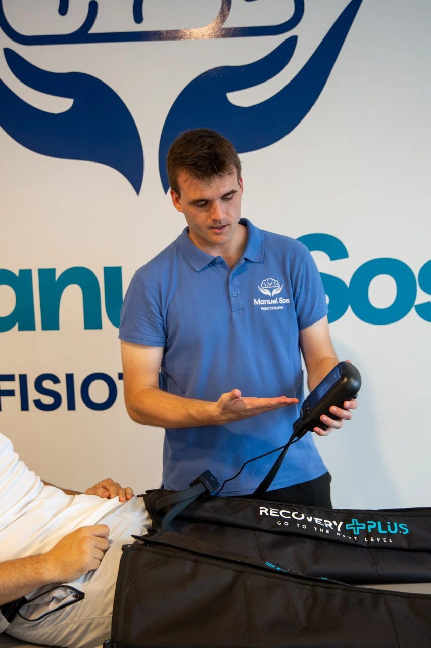 Sesión de fisioterapia en la consulta de Manuel Sos Fisioterapia, Castellón de la Plana